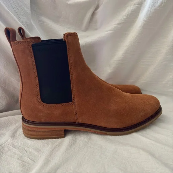 Clarks Women’s Arlo Chelsea Boots Suede Leather Size 10 Pull On - Picture 2 of 13